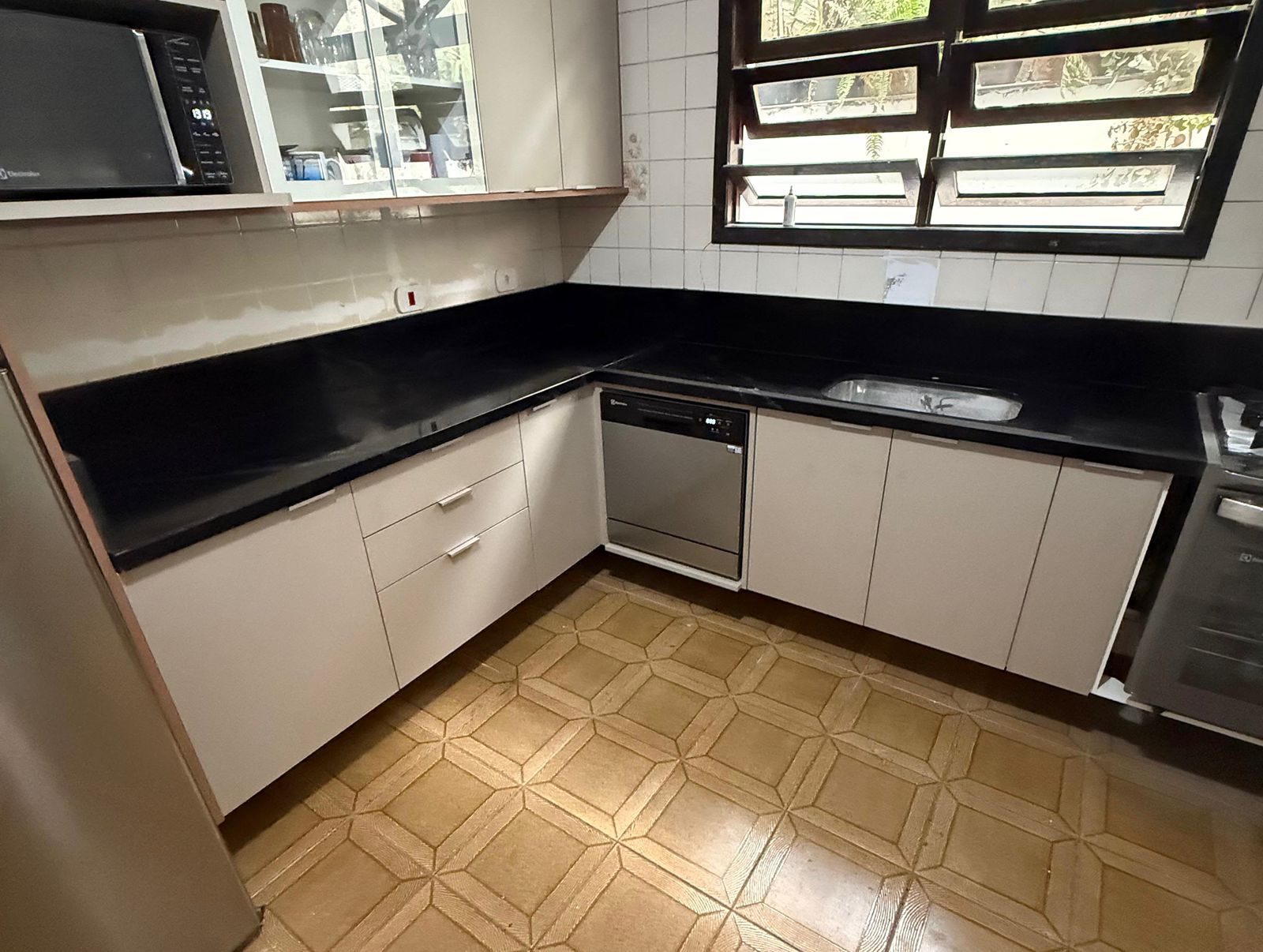 Cozinha depois da instalação em granito preto